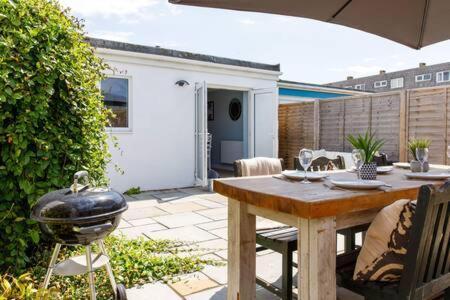 Charming Bolthole 400M To Beach Earnley Bagian luar foto